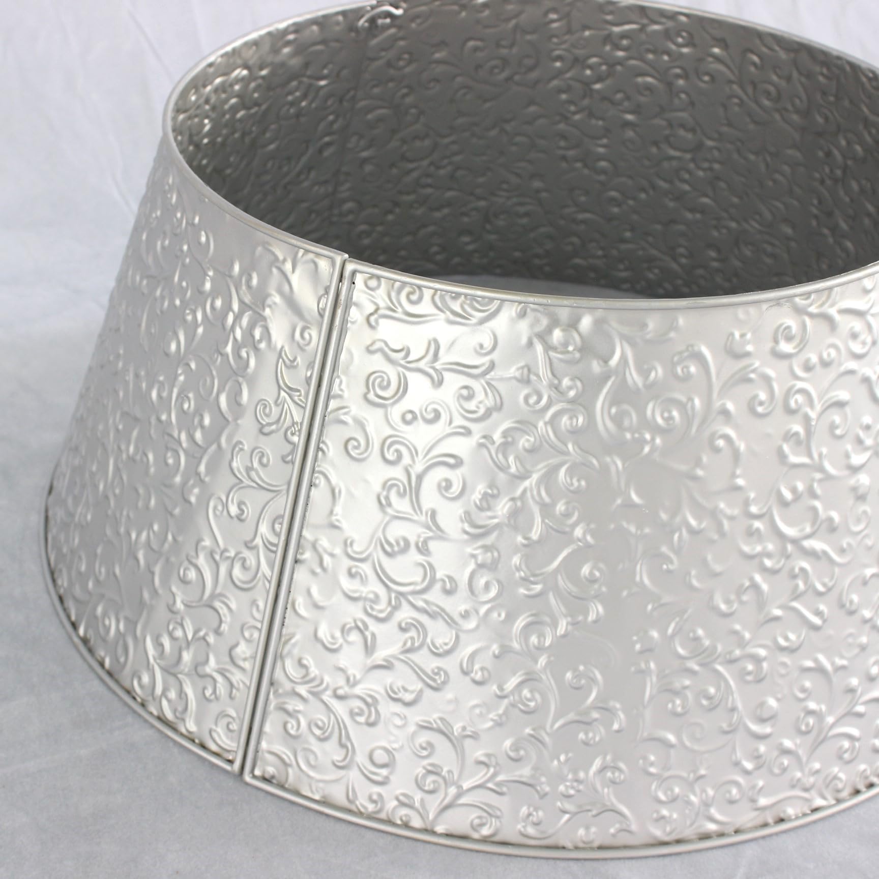 Embossed Round Metal Christmas Tree Collar