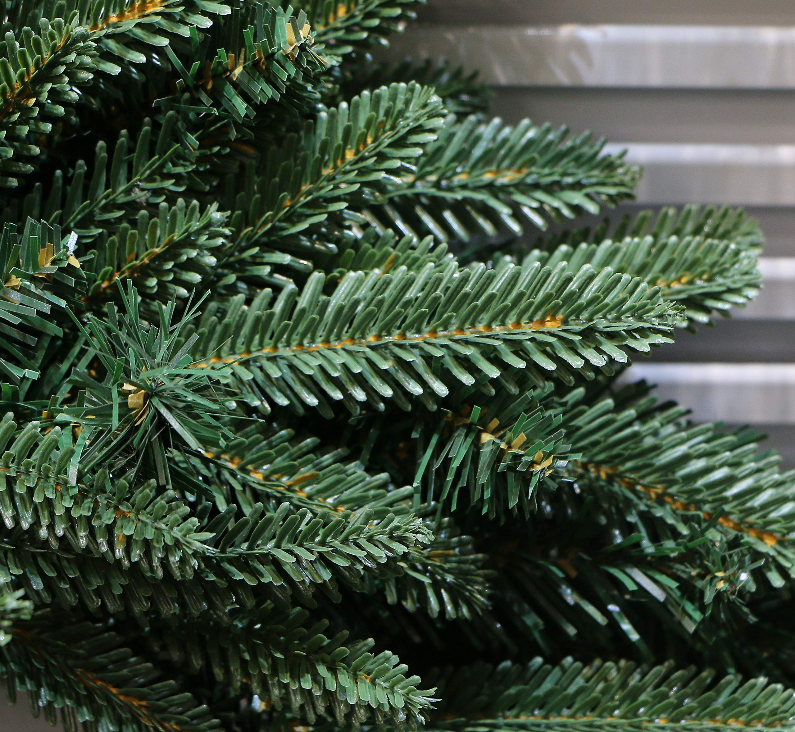 HOLIDAY STUFF 20'' Realistic Fraser Fir Christmas Wreath